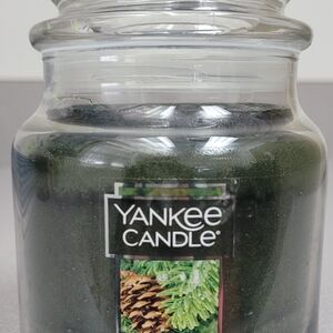 🐰●LIMITED TIME OFFER●🐣🆕️Yankee Candle - Balsam and Cedar-Green- Med Jar